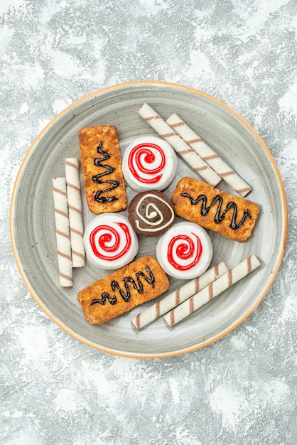 Vue de dessus biscuits sucrés et gâteaux sur fond blanc gâteau biscuit thé sucre biscuit sucré