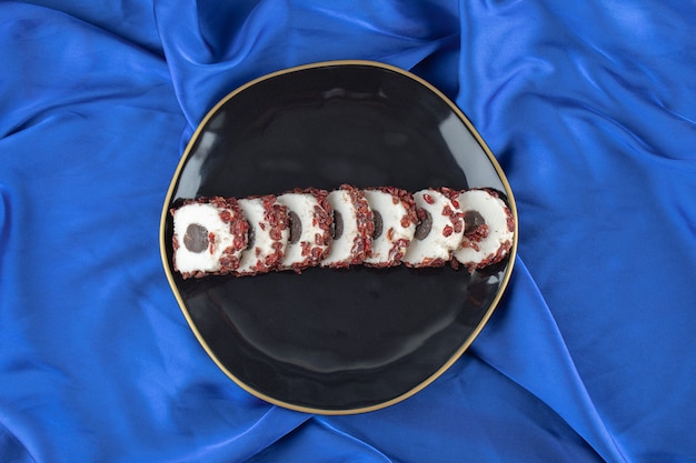 Photo gratuite vue de dessus de biscuits tranchés faits maison frais sur une plaque noire sur une table bleue.