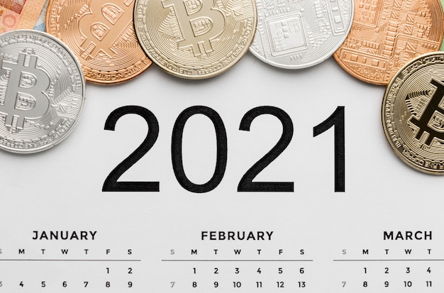 Photo gratuite vue de dessus des bitcoins sur l'assortiment du calendrier 2021