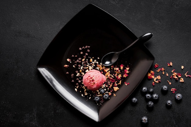 Photo gratuite vue de dessus des bleuets et une boule de crème glacée