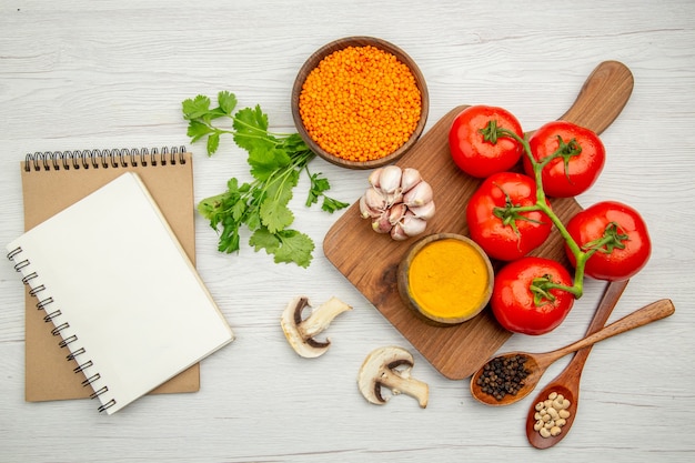 Vue de dessus des blocs-notes tomates au curcuma à l'ail sur une planche de service en bois