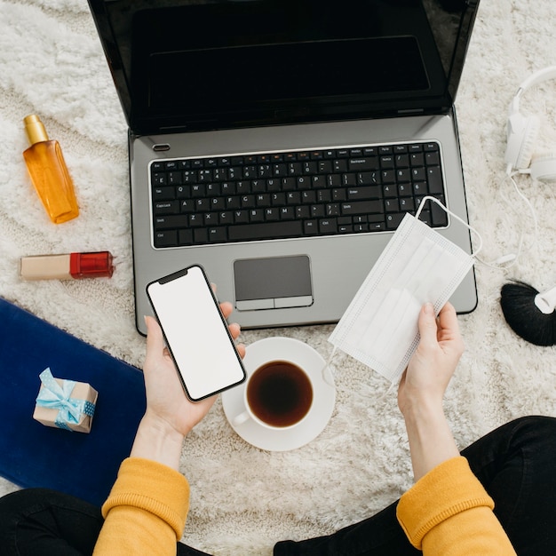 Photo gratuite vue de dessus d'une blogueuse en streaming à la maison avec ordinateur portable et smartphone