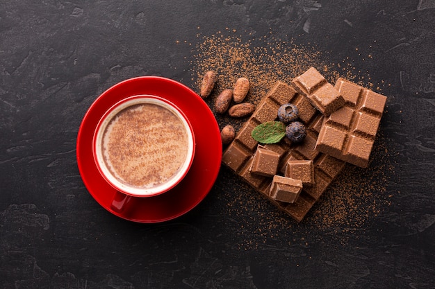 Vue de dessus de boisson au chocolat sucré