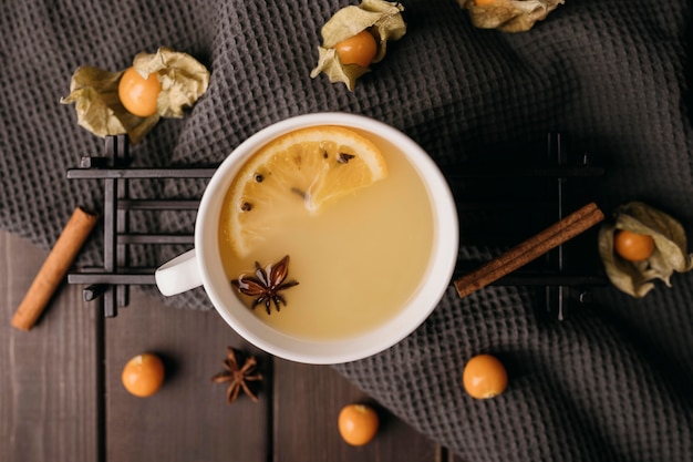 Photo gratuite vue de dessus boisson d'hiver en tasse