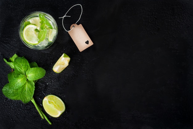 Vue de dessus de la boisson avec des tranches de citron et de menthe verte