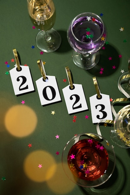 Photo gratuite vue de dessus des boissons et du ruban du nouvel an
