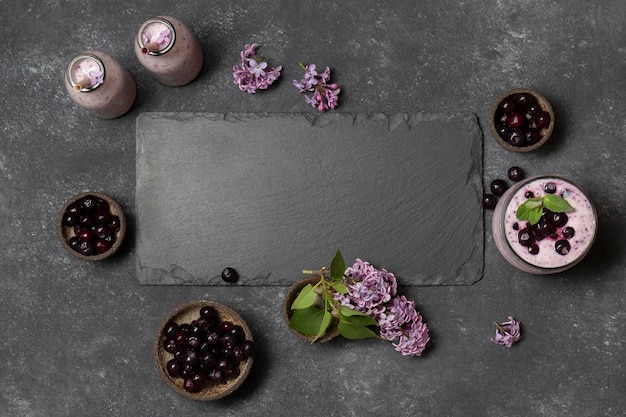 Vue de dessus des boissons fraîches avec des cerises et des jacinthes