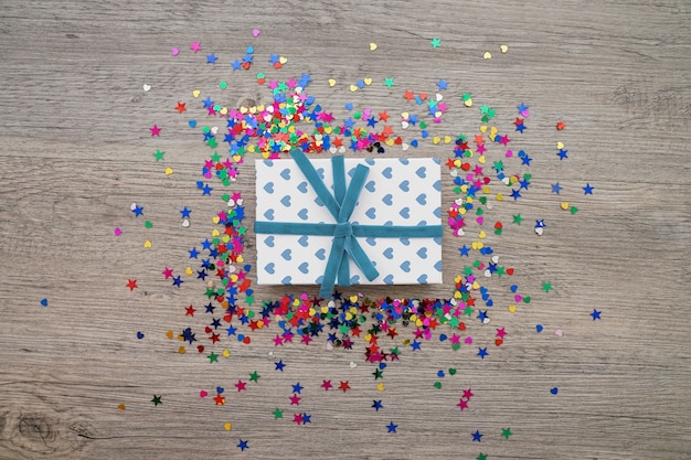 Vue de dessus de la boîte cadeau et des confettis colorés