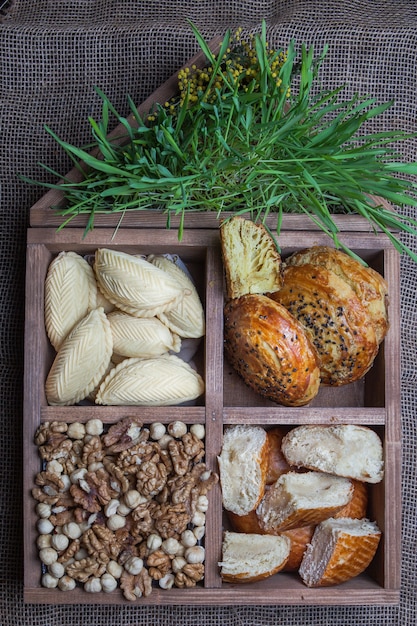 Vue de dessus boîte de sucré au four avec shekerbura et keta et qoqal dans une boîte en bois