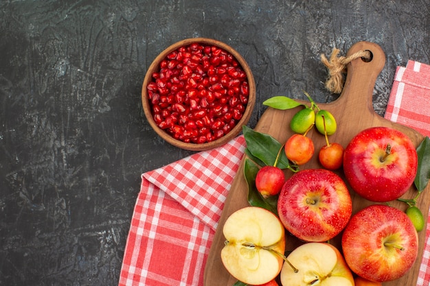 Vue de dessus bol de grenade de pommes de grenade cerises sur le plateau sur la nappe