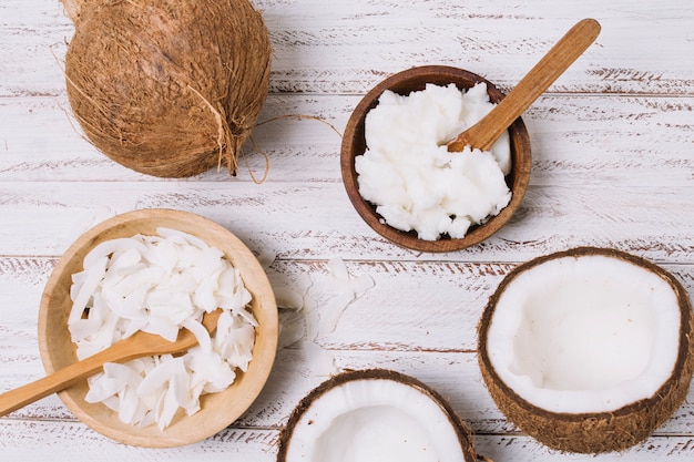 Vue de dessus de bol d'huile de coco avec des noix de coco