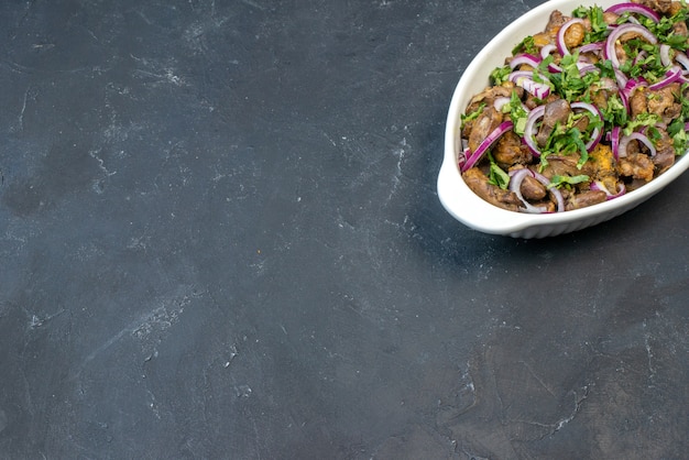 Vue de dessus d'un bol de kebab savoureux sur une table noire avec espace de copie