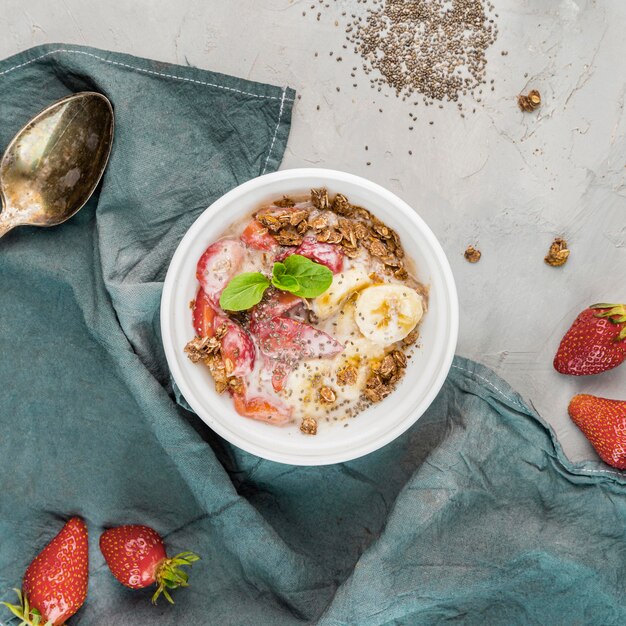 Photo gratuite vue de dessus bol de petit déjeuner savoureux avec des fruits