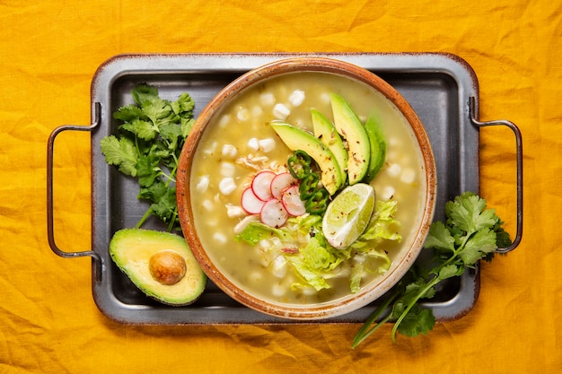 Vue de dessus sur un bol de pozole appétissant