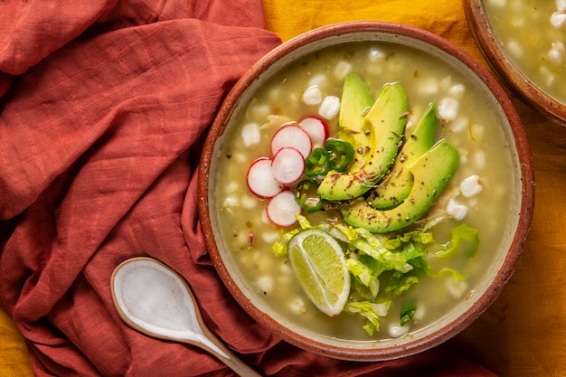 Vue de dessus sur un bol de pozole appétissant