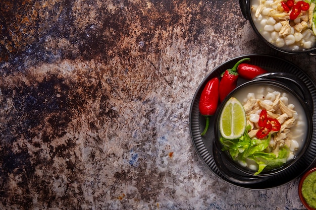 Photo gratuite vue de dessus sur un bol de pozole appétissant