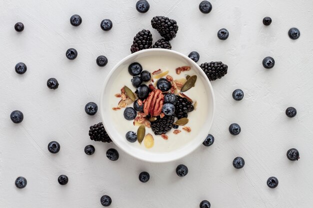 Vue de dessus bol avec yogourt et fruits