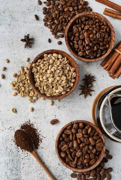 Vue de dessus des bols avec des grains de café