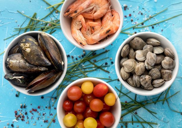 Vue de dessus des bols avec moules et crevettes