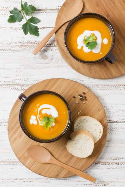 Vue de dessus des bols avec soupe à la crème de citrouille