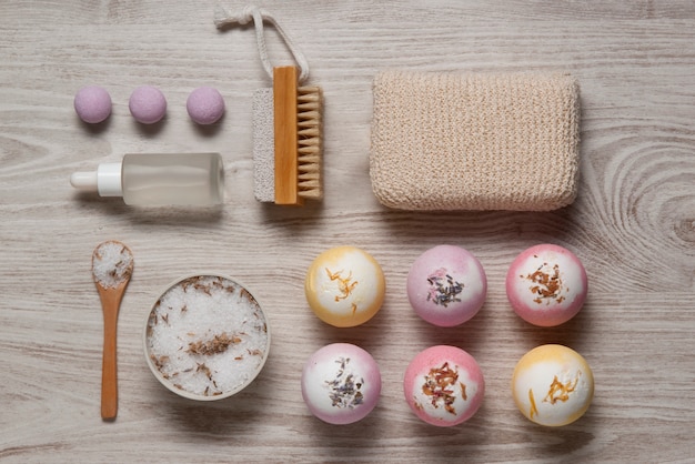 Photo gratuite vue de dessus des bombes de bain thérapeutiques nature morte