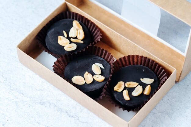 Vue de dessus des bonbons au chocolat avec des arachides dans une boîte