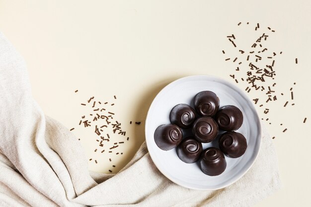 Vue de dessus des bonbons au chocolat dans un bol