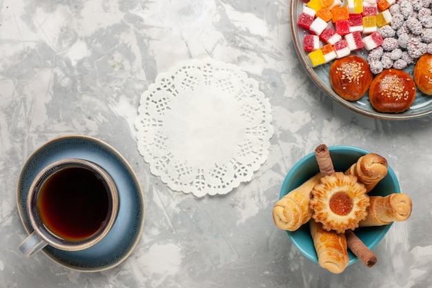 Vue de dessus des bonbons au sucre avec de petits pains sucrés sur la surface blanche claire