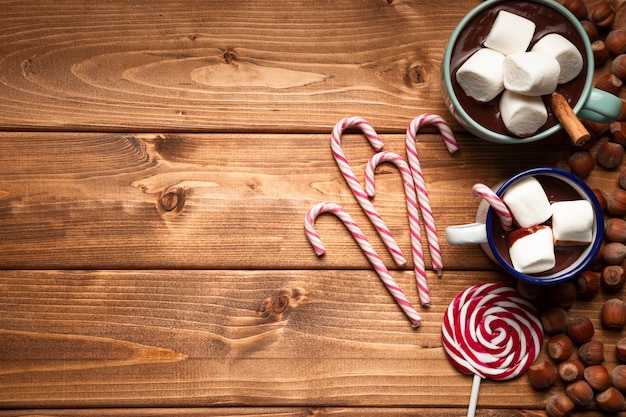 Vue de dessus des bonbons de Noël avec fond en bois