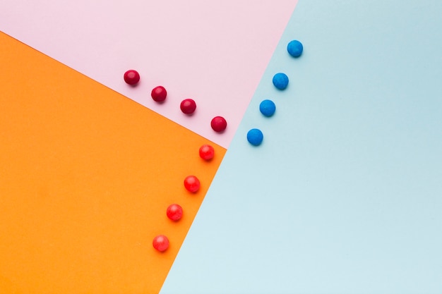 Photo gratuite vue de dessus des bonbons sur une table colorée