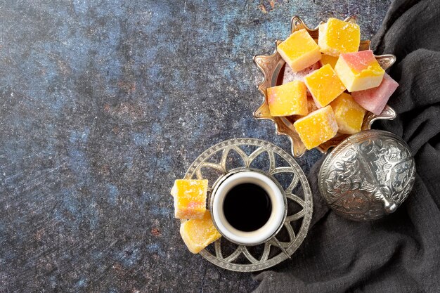 Photo gratuite vue de dessus des bonbons et une tasse à café