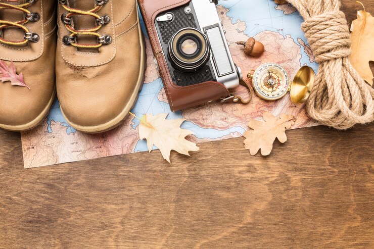 Photo gratuit vue de dessus des bottes avec caméra et corde pour l'automne