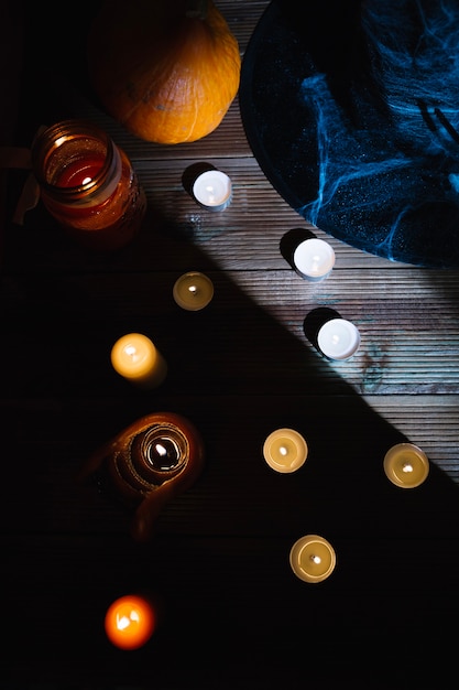 Vue de dessus des bougies sur la table