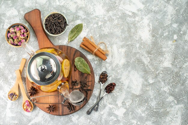 Vue de dessus bouilloire avec thé thé au citron sur fond clair couleur de la fleur matin cérémonie du petit déjeuner nourriture saveur de fruits