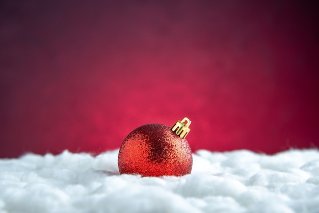 Vue de dessus boule d'arbre de Noël rouge sur table isolée rouge