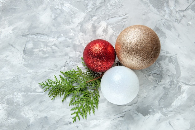 Vue de dessus des boules d'arbre de Noël sur une surface grise