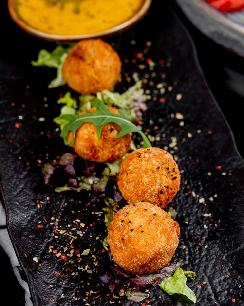 Vue de dessus des boules de fromage aux épices et herbes