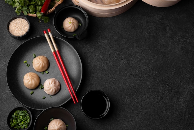 Vue de dessus des boulettes asiatiques avec des baguettes et de l'espace de copie