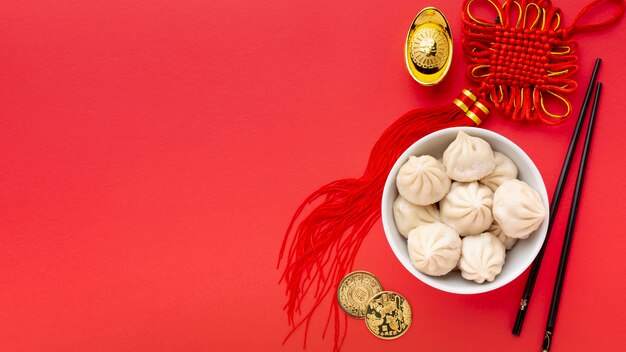 Vue de dessus de boulettes et pendentif nouvel an chinois