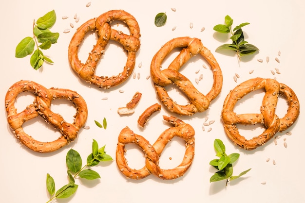 Vue de dessus bouquet de bretzels faits maison sur la table