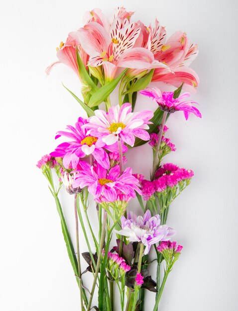 Vue de dessus d'un bouquet de chrysanthèmes de couleur rose avec des fleurs de statice et d'alstroemeria isolés sur fond blanc