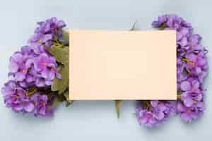 Photo gratuite vue de dessus bouquet de fleurs avec carte de voeux