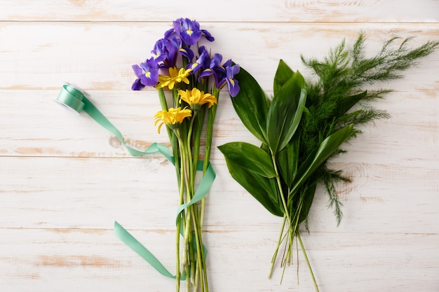 Vue de dessus bouquet de fleurs sur table en bois