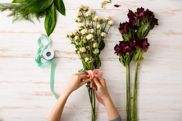 Vue de dessus bouquet de fleurs sur table en bois