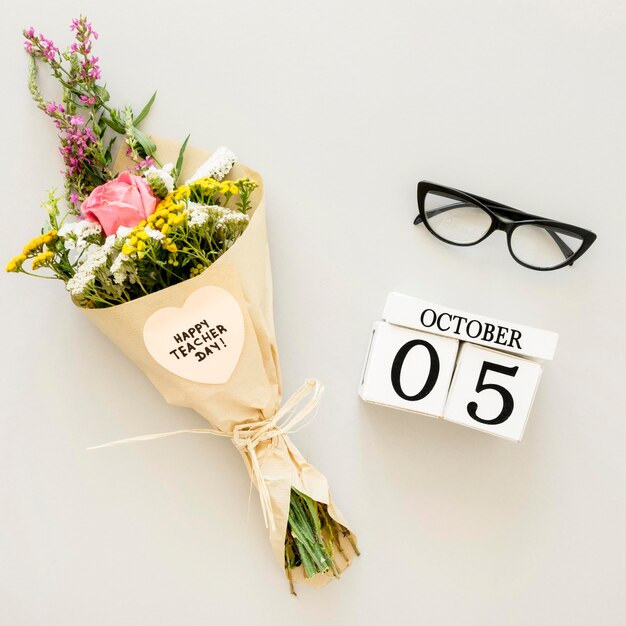 Vue de dessus bouquet de fleurs et verres