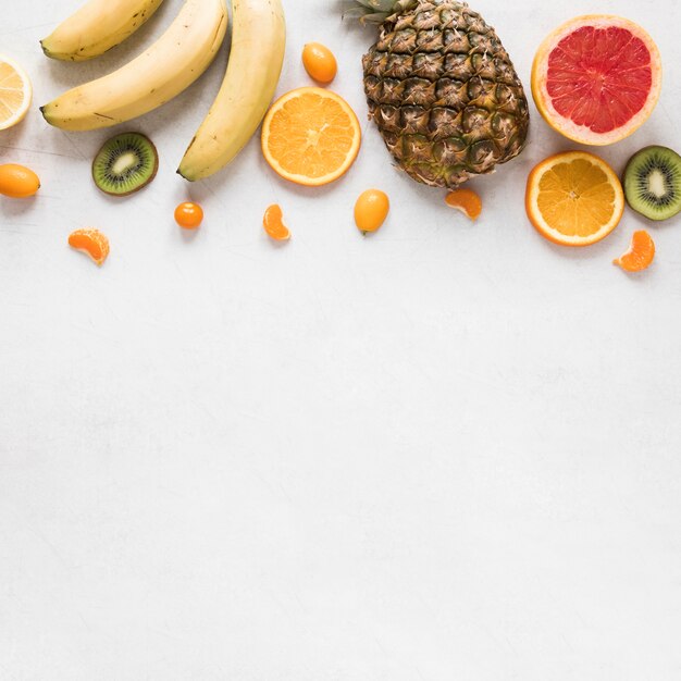 Vue de dessus bouquet de fruits exotiques et frais avec espace copie