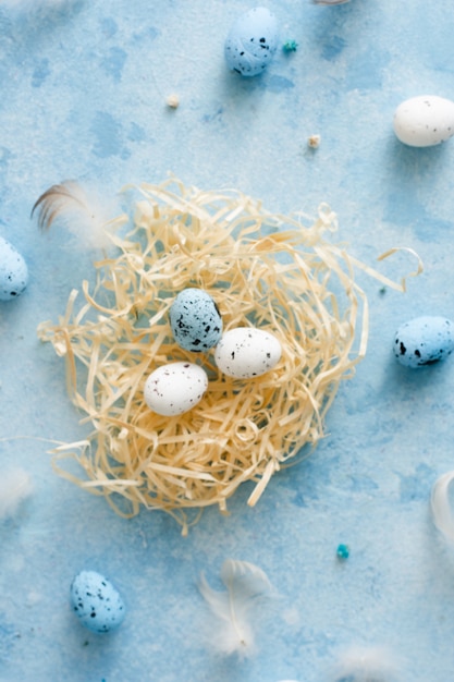 Photo gratuite vue de dessus bouquet d'oeufs de pâques colorés