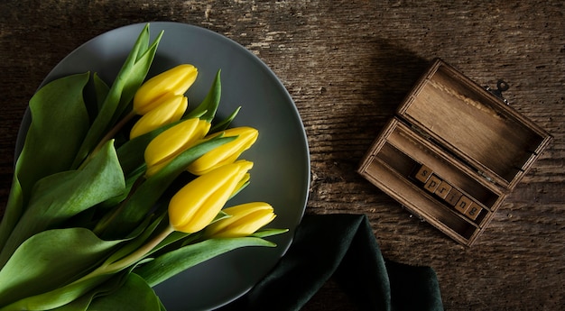 Photo gratuite vue de dessus bouquet de tulipes sur plaque