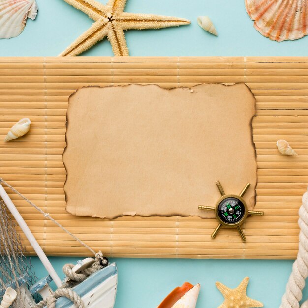 Vue de dessus boussole avec étoile de mer sur la table