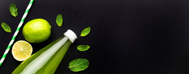 Vue de dessus de la bouteille avec boisson gazeuse et citron vert